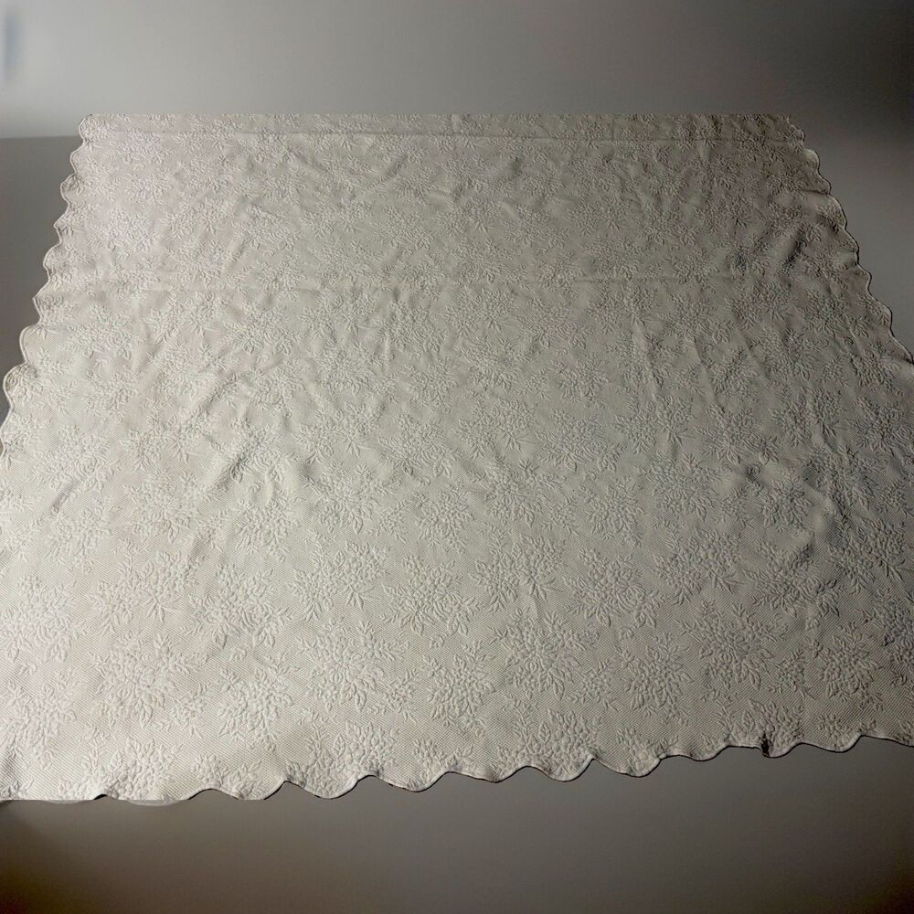 JC Penney Home Cream Matelassé King bedspread  97 x 92  inch Coverlet